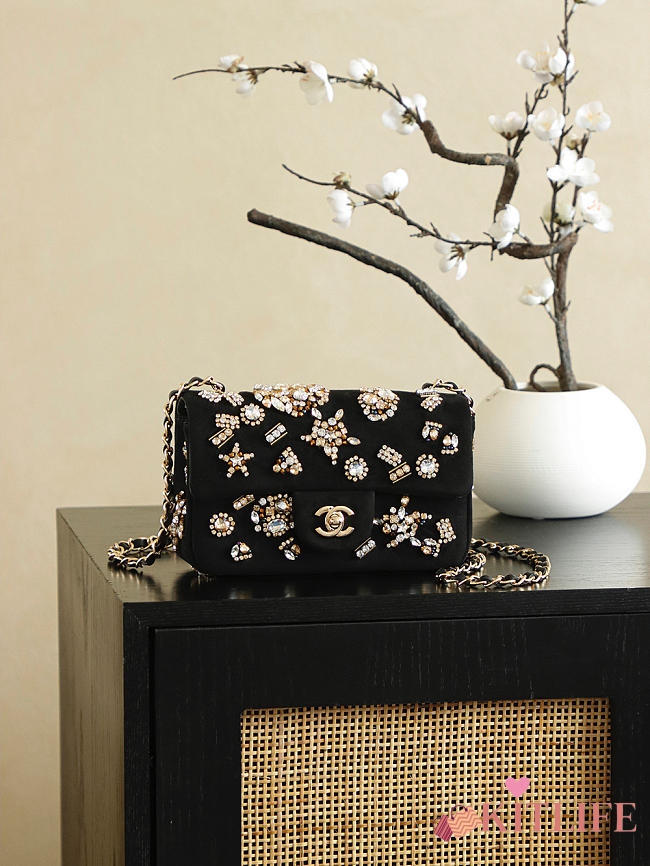 Kitlife Chanel 25A Paris Grand Palais Runway Limited Edition Badge Bag Black 10x20x7cm - 1