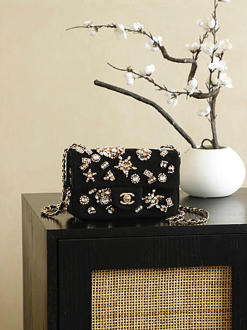 Kitlife Chanel 25A Paris Grand Palais Runway Limited Edition Badge Bag Black 10x20x7cm