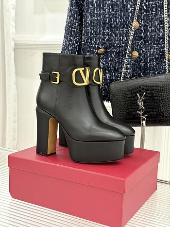 Kitlife Valentino V Metal Buckle Platform High-Heeled Ankle Boots Black