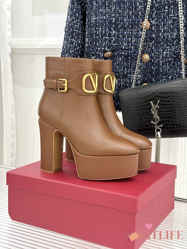 Kitlife Valentino V Metal Buckle Platform High-Heeled Ankle Boots Brown - 1