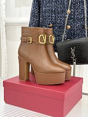 Kitlife Valentino V Metal Buckle Platform High-Heeled Ankle Boots Brown - 1