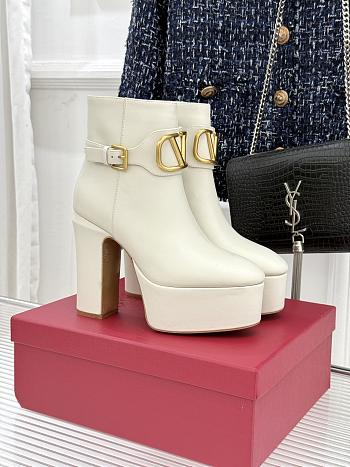 Kitlife Valentino V Metal Buckle Platform High-Heeled Ankle Boots White