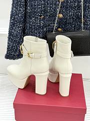 Kitlife Valentino V Metal Buckle Platform High-Heeled Ankle Boots White - 2