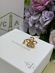 Kitlife Van Cleef & Arpels Gold Floral Ring - 3