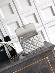 Kitlife Chanel Clutch With Chain Silver Calfskin, Imitation Pearls & Gold-Tone Metal AP4975 10.5x15x5.5cm  - 6