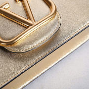 Kitlife Valentino Garavani Loco Vlogo Signature Bag Gold 22x16x7cm  - 3