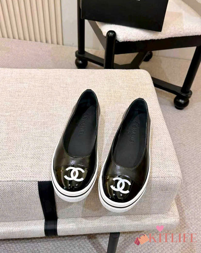 Kitlife Chanel 26P Slip-on Shoes Black - 1