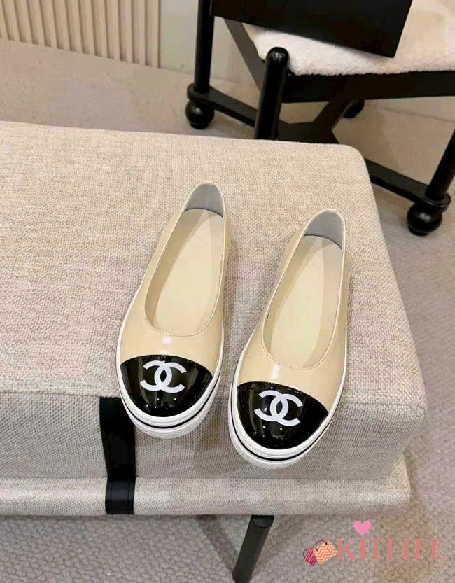 Kitlife Chanel 26P Slip-on Shoes Beige - 1