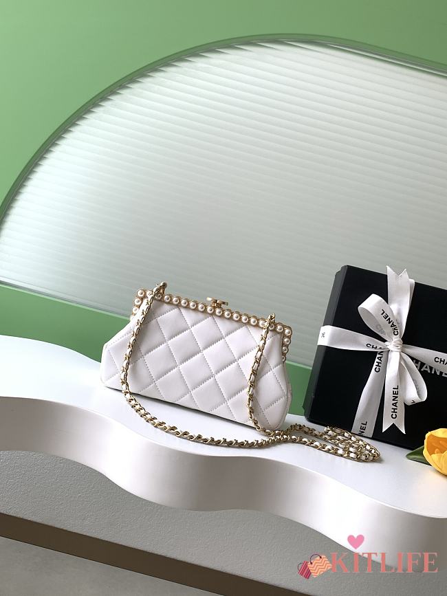 Kitlife Chanel White Pearlescent Lambskin, Artificial Pearls & Gold-colored Metal Clutch AS5912 10x20x7cm - 1