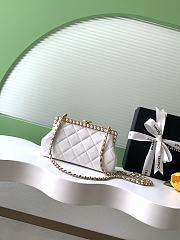 Kitlife Chanel White Pearlescent Lambskin, Artificial Pearls & Gold-colored Metal Clutch AS5912 10x20x7cm - 1
