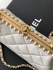 Kitlife Chanel White Pearlescent Lambskin, Artificial Pearls & Gold-colored Metal Clutch AS5912 10x20x7cm - 5