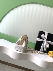 Kitlife Chanel White Pearlescent Lambskin, Artificial Pearls & Gold-colored Metal Clutch AS5912 10x20x7cm - 4