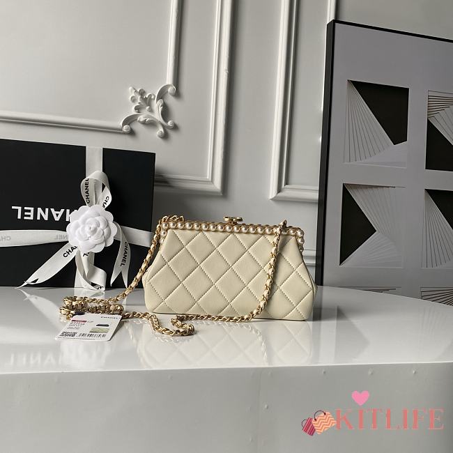 Kitlife Chanel Beige Pearlescent Lambskin, Artificial Pearls & Gold-colored Metal Clutch AS5912 10x20x7cm  - 1