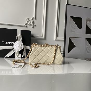 Kitlife Chanel Beige Pearlescent Lambskin, Artificial Pearls & Gold-colored Metal Clutch AS5912 10x20x7cm 