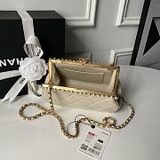 Kitlife Chanel Beige Pearlescent Lambskin, Artificial Pearls & Gold-colored Metal Clutch AS5912 10x20x7cm  - 5