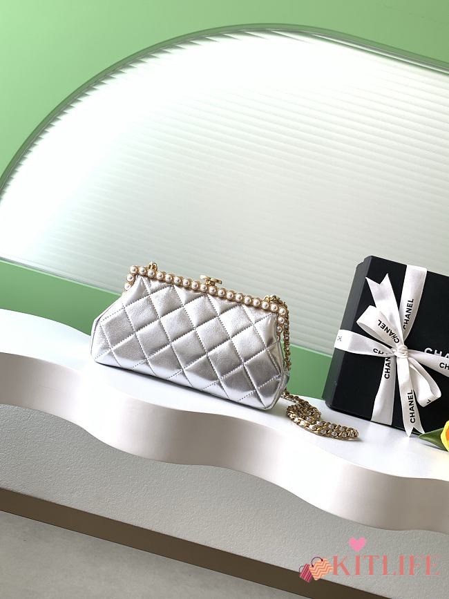 Kitlife Chanel Silver Pearlescent Lambskin, Artificial Pearls & Gold-colored Metal Clutch AS5912 10x20x7cm  - 1