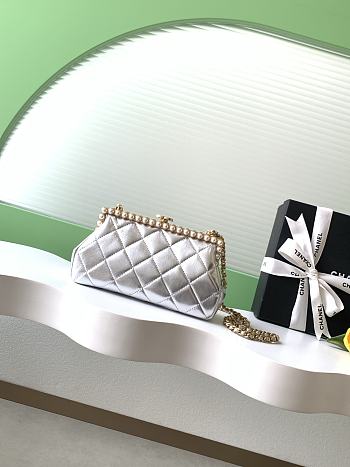 Kitlife Chanel Silver Pearlescent Lambskin, Artificial Pearls & Gold-colored Metal Clutch AS5912 10x20x7cm 