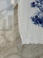 Kitlife Dior Short-Sleeved Embroidered Sweater White Virgin Wool and Silk with Bleu Myosotis Toile de Jouy Floral Garden Motif - 2