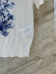Kitlife Dior Short-Sleeved Embroidered Sweater White Virgin Wool and Silk with Bleu Myosotis Toile de Jouy Floral Garden Motif - 4