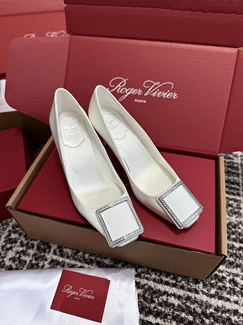 Kitlife Roger Vivier Trompette Pumps In White Satin