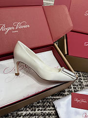 Kitlife Roger Vivier Trompette Pumps In White Satin - 3