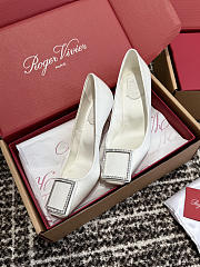 Kitlife Roger Vivier Trompette Pumps In White Satin - 4
