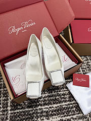 Kitlife Roger Vivier Trompette Pumps In White Satin - 5
