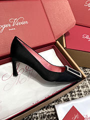 Kitlife Roger Vivier Trompette Pumps In Black Satin - 3