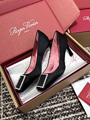 Kitlife Roger Vivier Trompette Pumps In Black Satin - 2