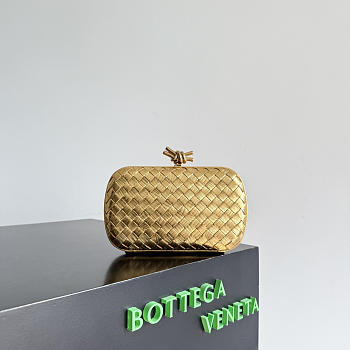 Kitlife Bottega Veneta Knot Clutch Gold Padded Intreccio Wood-embossed Lamina Leather 844108 19x11.5x5cm
