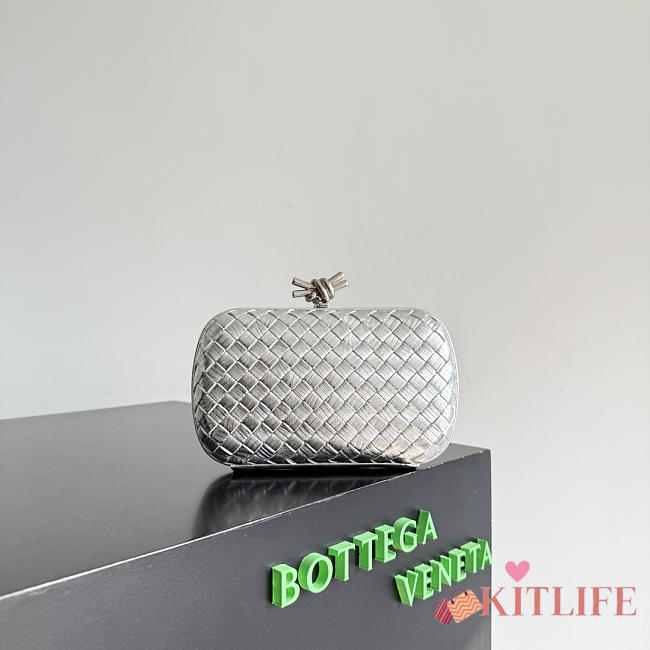 Kitlife Bottega Veneta Knot Clutch Silver Padded Intreccio Wood-embossed Lamina Leather 844108 19x11.5x5cm  - 1
