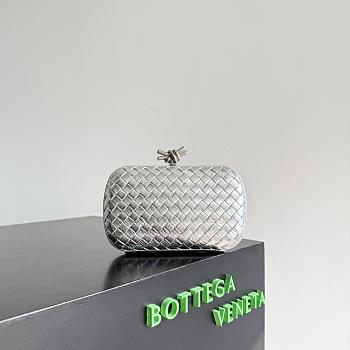 Kitlife Bottega Veneta Knot Clutch Silver Padded Intreccio Wood-embossed Lamina Leather 844108 19x11.5x5cm 