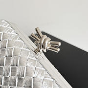 Kitlife Bottega Veneta Knot Clutch Silver Padded Intreccio Wood-embossed Lamina Leather 844108 19x11.5x5cm  - 5
