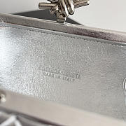 Kitlife Bottega Veneta Knot Clutch Silver Padded Intreccio Wood-embossed Lamina Leather 844108 19x11.5x5cm  - 3