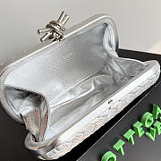 Kitlife Bottega Veneta Knot Clutch Silver Padded Intreccio Wood-embossed Lamina Leather 844108 19x11.5x5cm  - 2