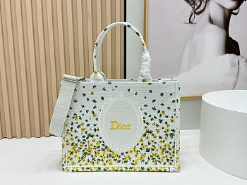 Kitlife Dior Medium Book Tote with Strap Buttercup Dior Embroidery and White Dior Médaillon 36x27.5x16.5cm 
