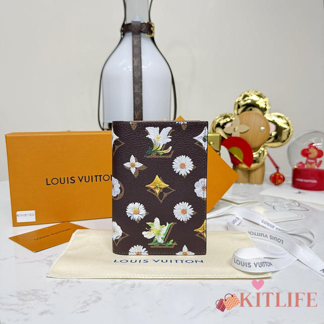 Kitlife Louis Vuitton Floral Silkscreen Passport Cover Brown M27548 10x2.5x14cm - 1