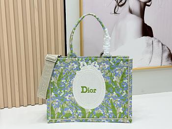 Kitlife Dior Medium Book Tote with Strap Multicolor Lily of the Valley Embroidery with Dior Médaillon 36x27.5x16.5cm