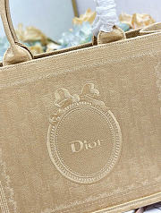 Kitlife Dior Medium Dior Book Tote with Strap Beige Washed Embroidery and Dior Médaillon 36 x 27.5 x 16.5 cm - 2
