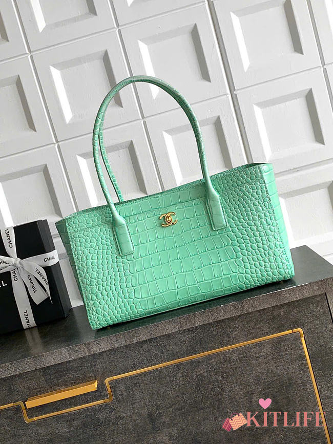 Kitlife Chanel Small Shopping Bag Green Crocodile Embossed Calfskin & Gold-Tone Metal  AS6243 20x39x13cm - 1