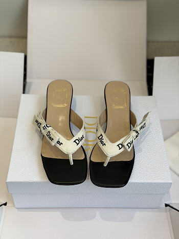 Kitlife Dior J'Adior Heeled Thong Sandal White Embroidered Cotton and Black Lambskin 