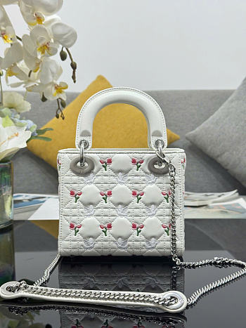 Kitlife Dior Mini Lady Dior Bag with Chain White Cannage Lambskin Embroidered with Multicolor Doves & Roses Motif  M0505 17×15×7cm