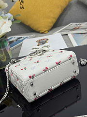 Kitlife Dior Mini Lady Dior Bag with Chain White Cannage Lambskin Embroidered with Multicolor Doves & Roses Motif  M0505 17×15×7cm - 5