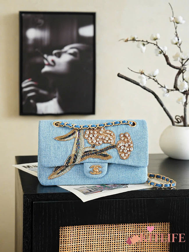 Kitlife Chanel Métiers 26S Blue Denim Tube Beaded Embroidery Bag 15.5x25.5x6.5cm - 1