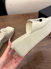 Kitlife Chanel 26SS Heeled Sandals White Suede 50mm  - 4