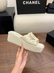 Kitlife Chanel 26SS Heeled Sandals White Suede 50mm  - 3