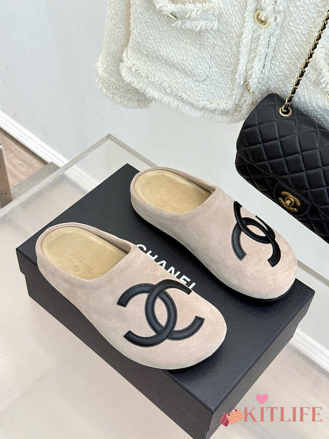 Kitlife Chanel Classic Large Double-C Closed-toe Birkenstock-style Mules Light Beige Suede - 1