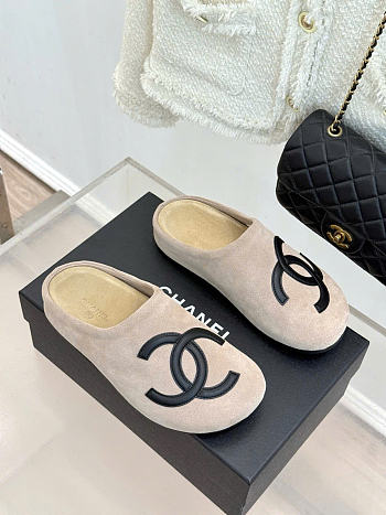 Kitlife Chanel Classic Large Double-C Closed-toe Birkenstock-style Mules Light Beige Suede
