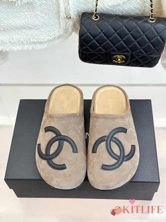 Kitlife Chanel Classic Large Double-C Closed-toe Birkenstock-style Mules Taupe Suede - 1