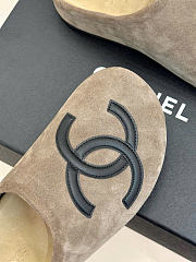Kitlife Chanel Classic Large Double-C Closed-toe Birkenstock-style Mules Taupe Suede - 4